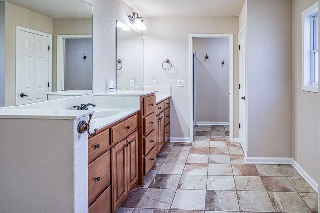 Building Photo - 16 Jubileo Ln