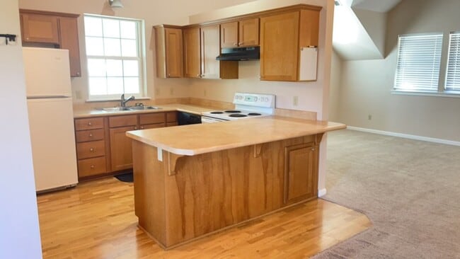 Building Photo - Peaceful 2-bedroom 1-bath Cottage with Dec...