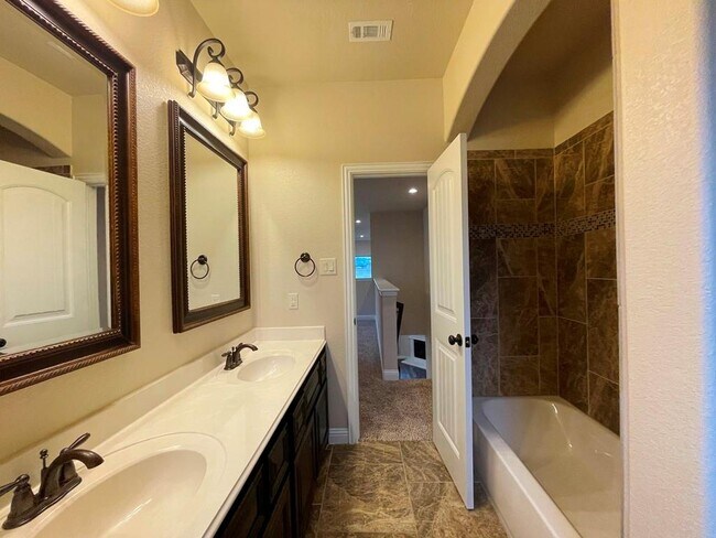 Building Photo - 433 Mistflower Springs Dr