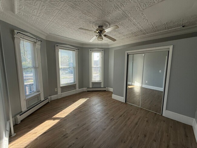 Building Photo - 180 Pine St