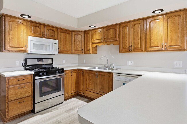 Building Photo - 1681 Mahogany St