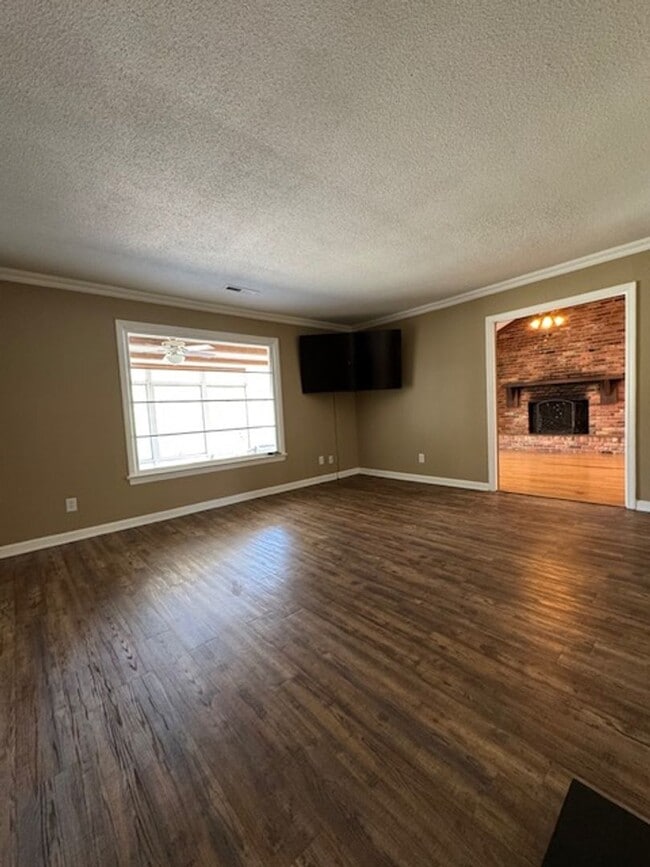 Building Photo - 305 Glen Oak Dr