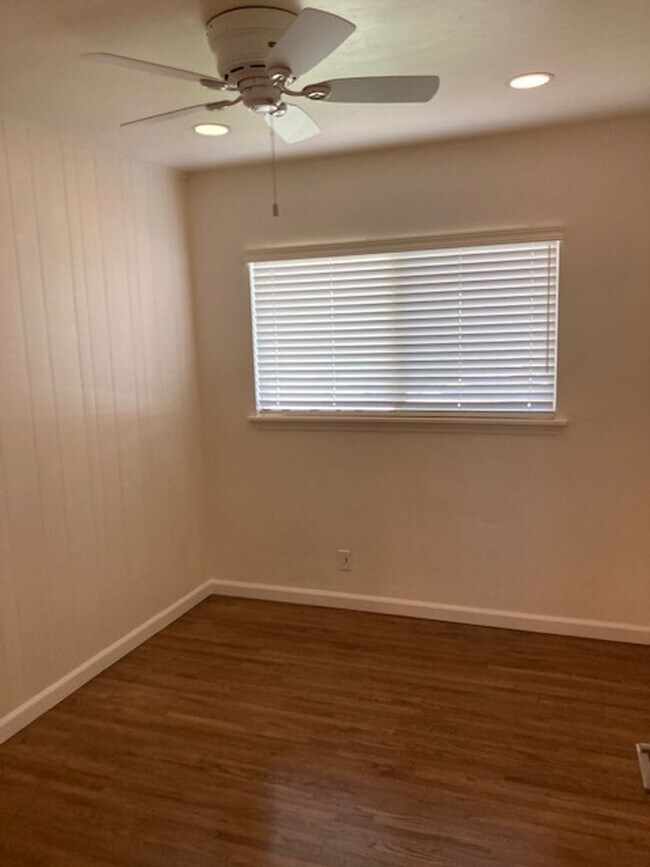 Building Photo - JUST REMODELED - 3 BEDROOM 1 BATH HOME IN ...