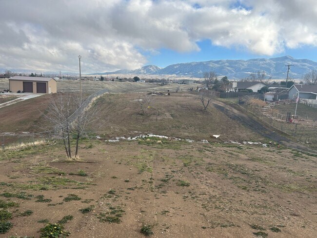 Building Photo - Horse Property in Golden Hills