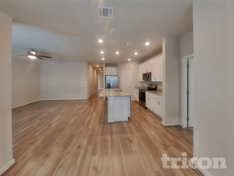 Building Photo - 13538 Paxton Blvd