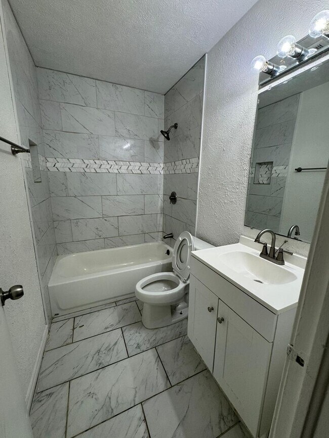 Building Photo - 2309 Meadow Ln