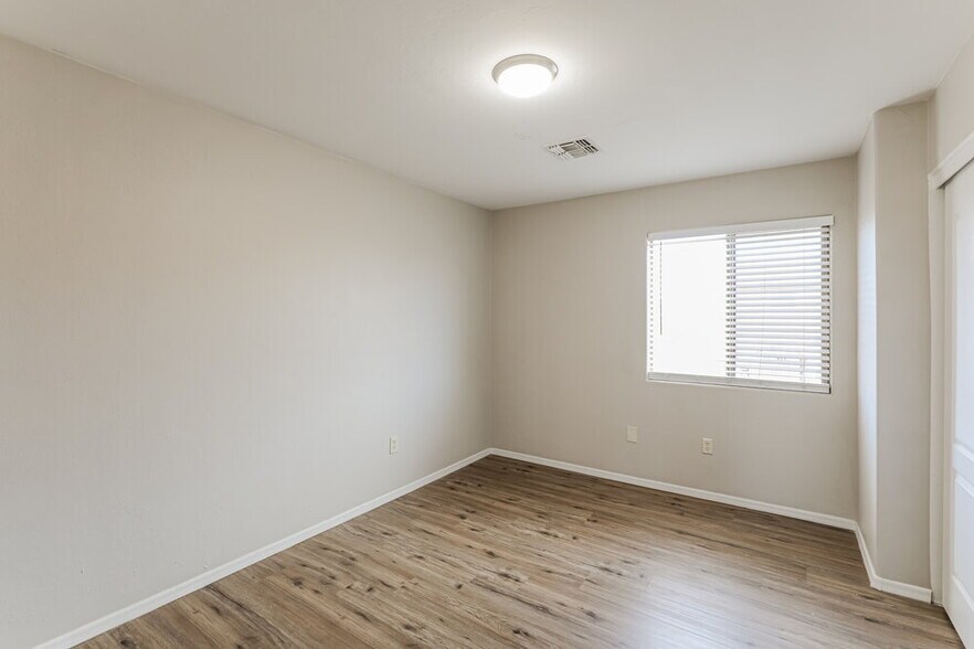 Building Photo - 2247 E Calle Gran Desierto