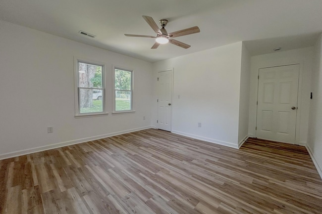 Building Photo - Modern 2BR/1.5BA Property with Renovated Interior and Unique Bonus Spaces