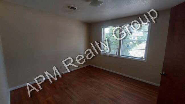 Building Photo - Three bedroom home in Southeast Columbia