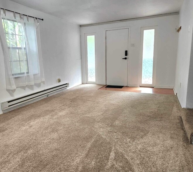 Entrance & Living room - 2612 Louisiana Ave