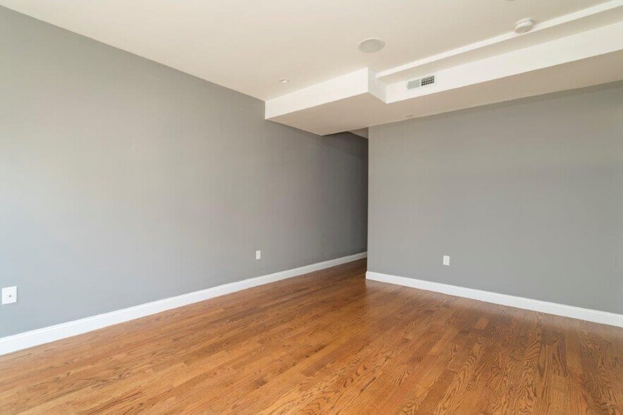 Building Photo - 289 D St