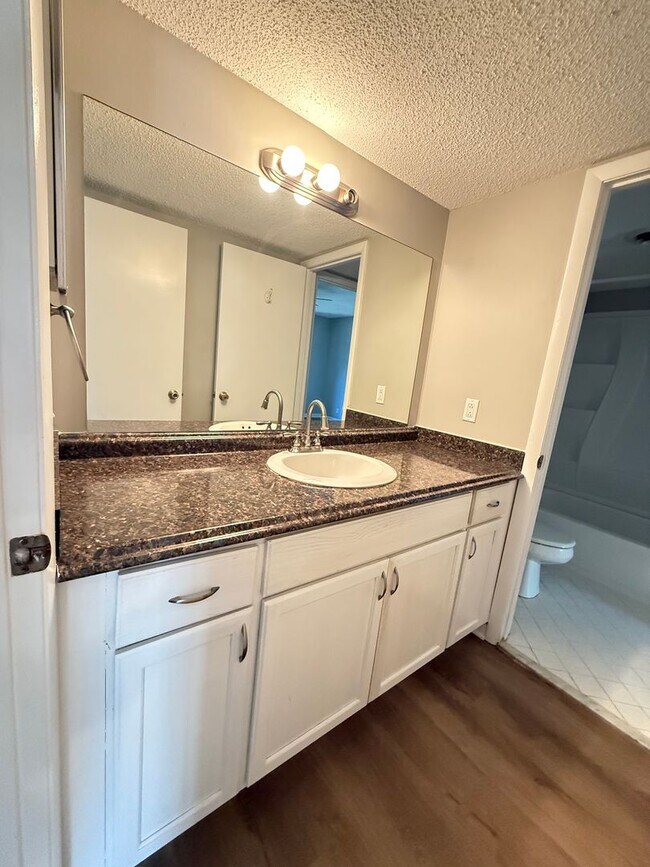 Building Photo - Bellevue!  2 Bedroom / 2 Bath House w/ Loft!  Renovated - Pet Friendly