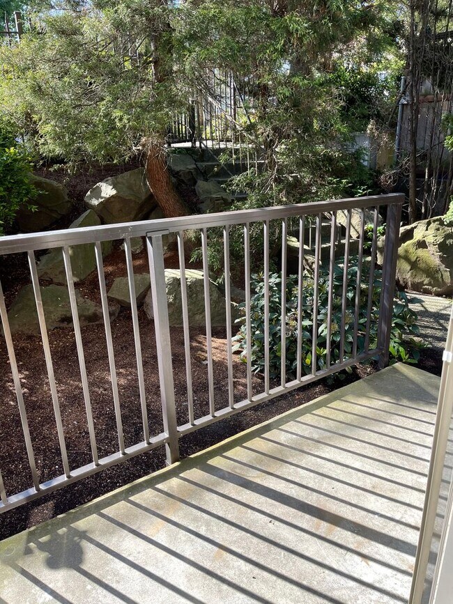 Building Photo - Location, Location!! Spacious Condo on Low...