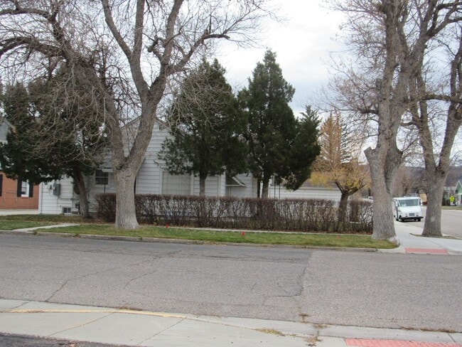 Building Photo - Downtown Bungalow w/Garage