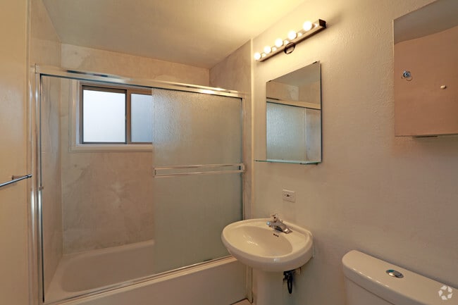 2BR, 1BA - 920 SF - 2460-2470 9th Street