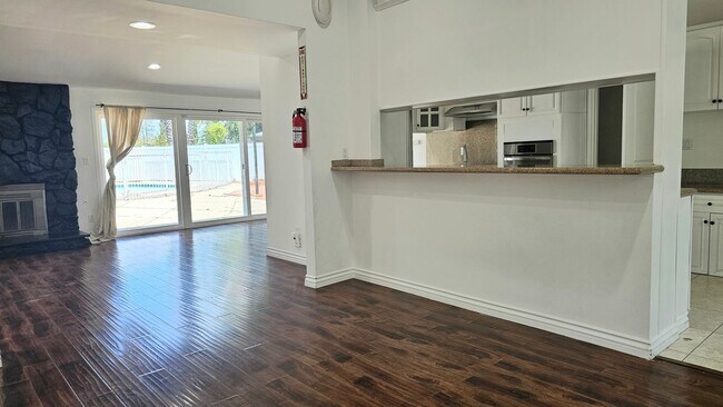 Building Photo - Mid Century Modern - 4 Bedroom Carlton Terrace Pool Home