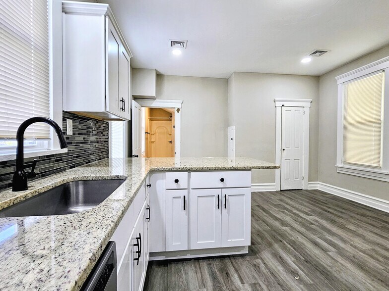 Building Photo - 221 Main St