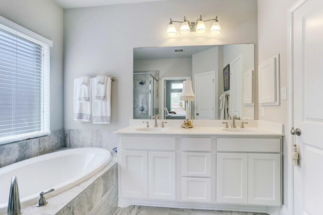 Building Photo - 8126 Silverspot Ln