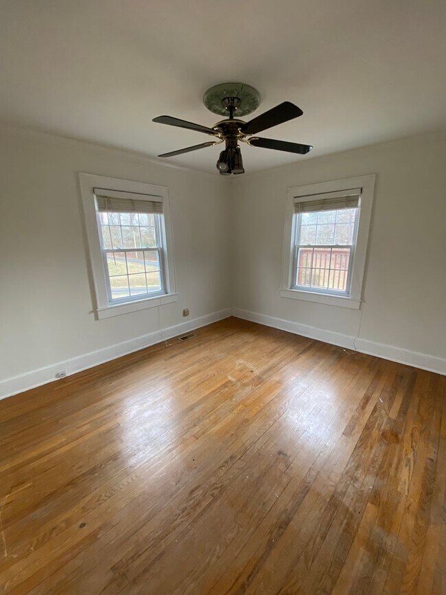 Building Photo - Spacious 3BR Home Minutes from Downtown Johnson City | W/D Included | Garden Beds