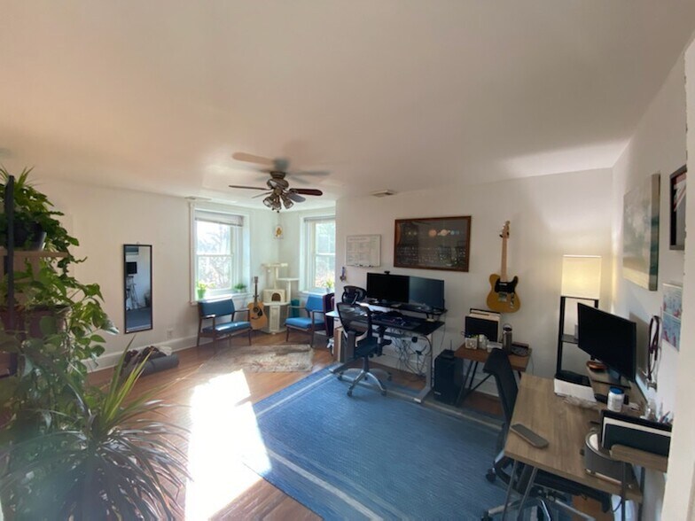 Building Photo - 921 S 48th St