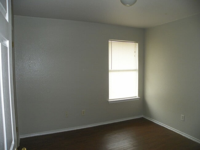 Building Photo - 2221 Creekside Ln
