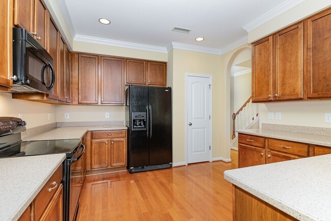 Building Photo - Charming 2-Bedroom Townhome Convenient to ...