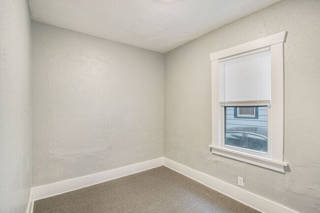 Building Photo - 702 Fenimore Ave