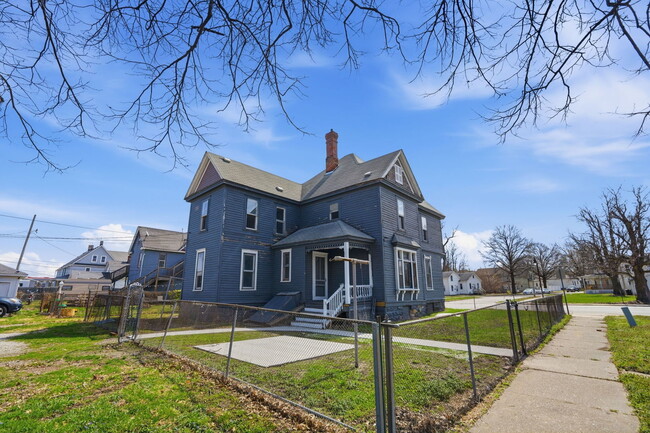 Building Photo - 1405 7th Ave