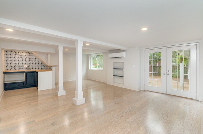 Building Photo - 828 Lemont Dr