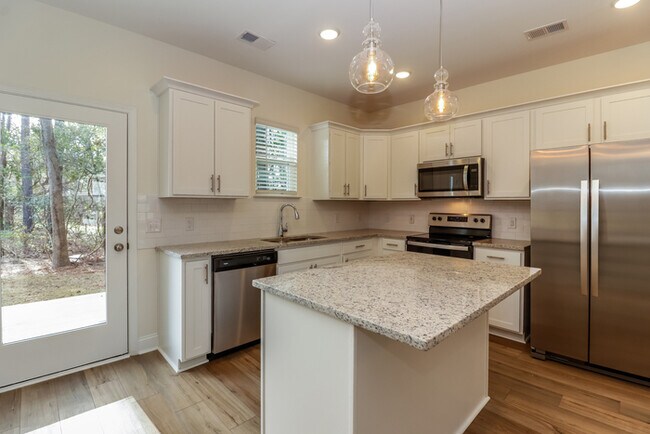 Building Photo - 3 Bedroom in Hanahan, SC
