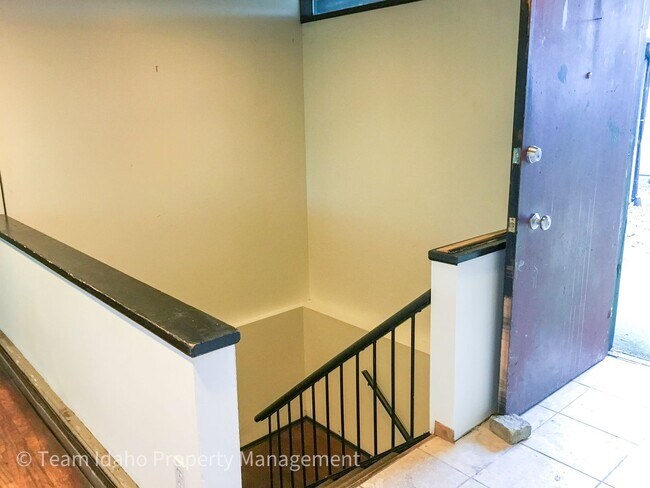 Building Photo - Taylor Ave Tri-Plex