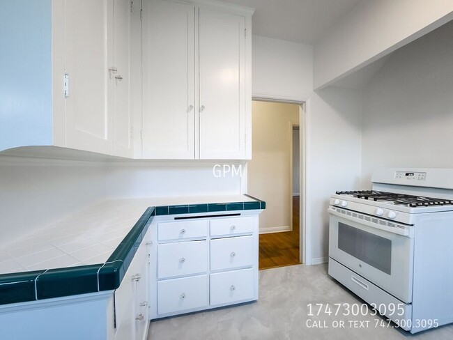 Building Photo - Spacious Hollywood Gem: Stylish 1-Bedroom ...