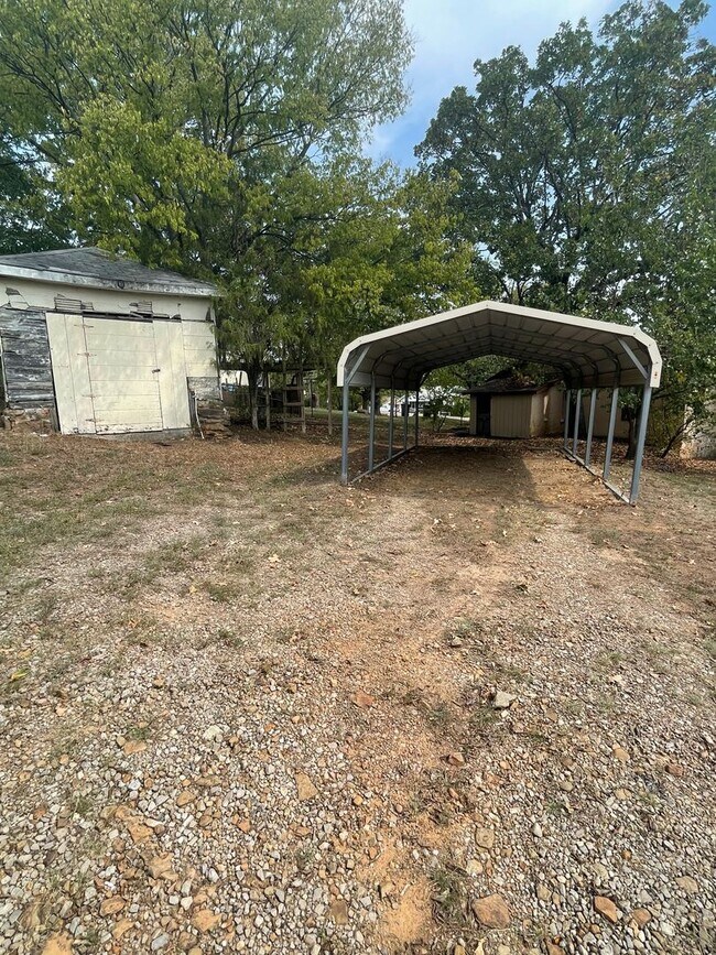 Building Photo - 907 N 20th St