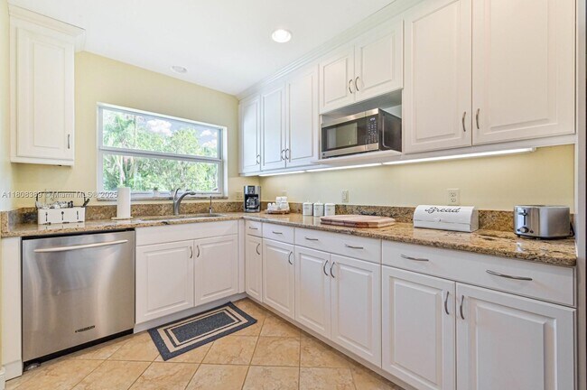 Building Photo - 671 Live Oak Ln