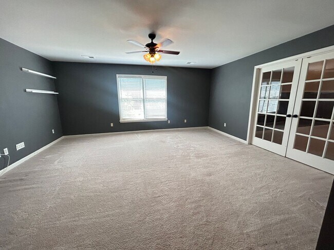 Building Photo - Beautiful Collierville home tucked away in...