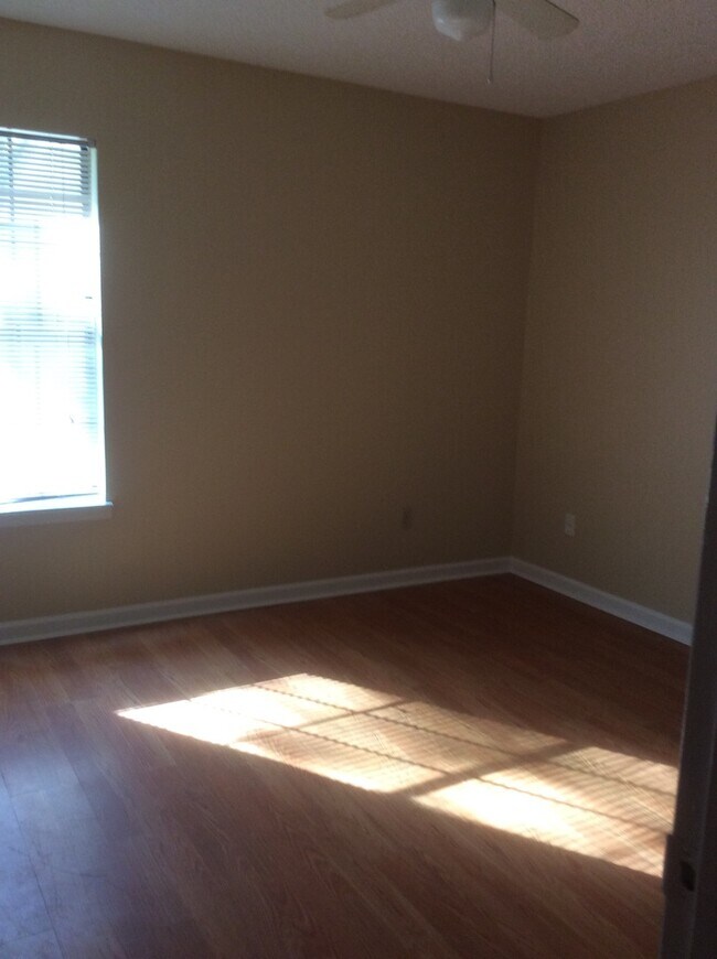 Building Photo - Duplex for Rent