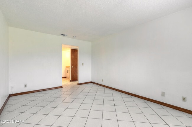 Building Photo - 120 Lakewood Village Cir