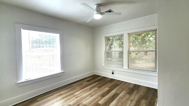 Building Photo - 2 BED 1 BATH CENTRAL PARK ADDITION NEAR PA...