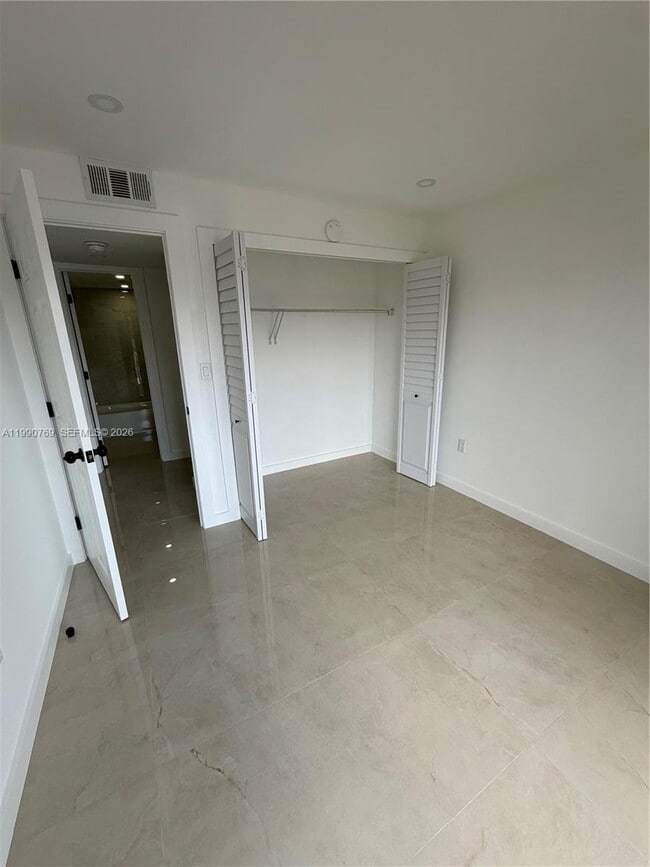 Building Photo - 1820 W 53rd St