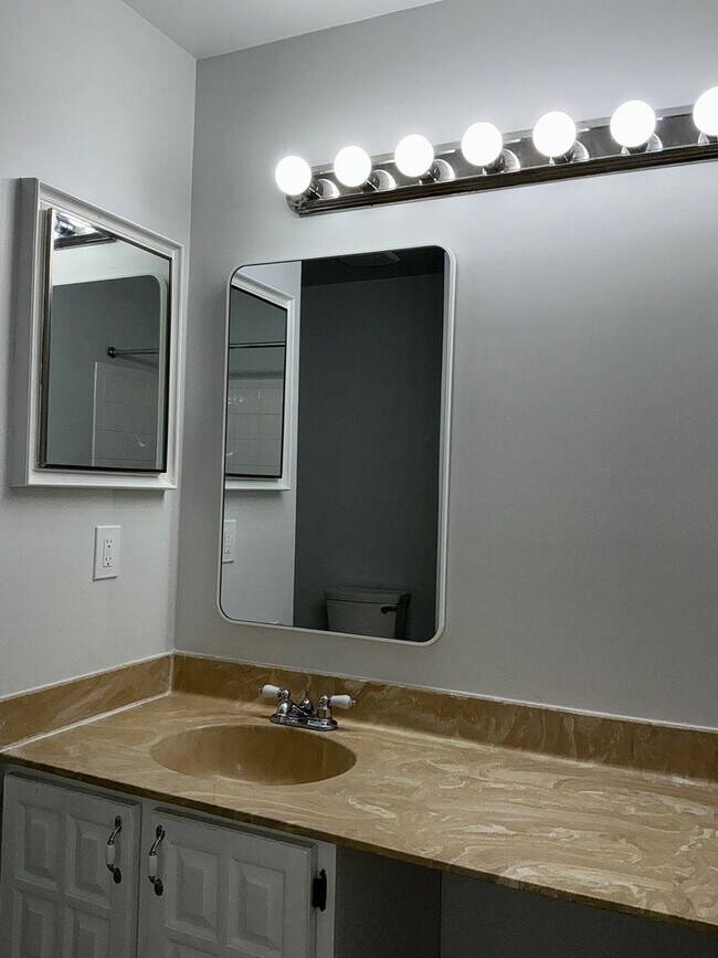 Building Photo - Very well maintained 3BR 3.5BA 3 level Colonial Townhome with fully fenced yard