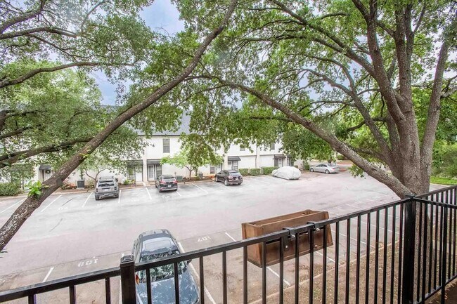 Building Photo - 1307 Kinney Ave