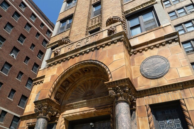 Building Photo - 8925 E Jefferson Ave