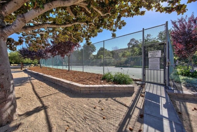 Building Photo - Charming 3-Bedroom Condo in Creekside Village – Prime Location!