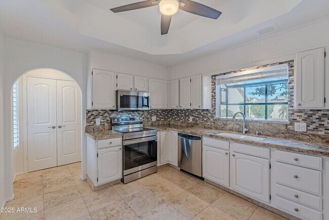 Building Photo - 3-bedroom townhome in great central Phoeni...