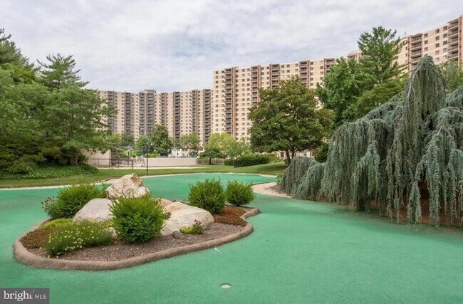 Building Photo - 205 Yoakum Pkwy