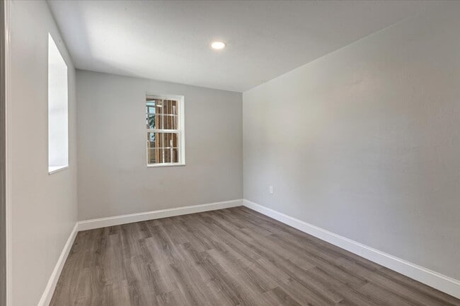Building Photo - 4604 N Rockwell Ave