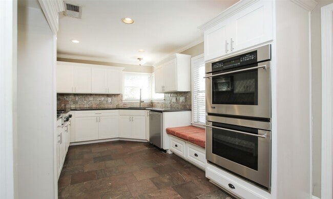 Building Photo - 4809 Saxon St