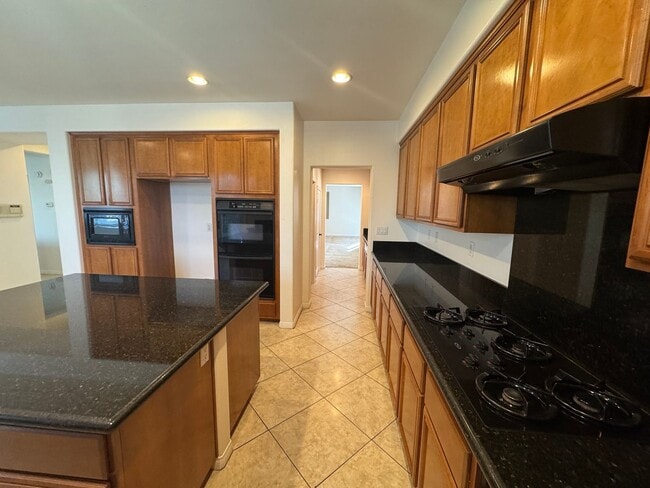 Building Photo - 6 bedroom 4.5 baths in Corona CA