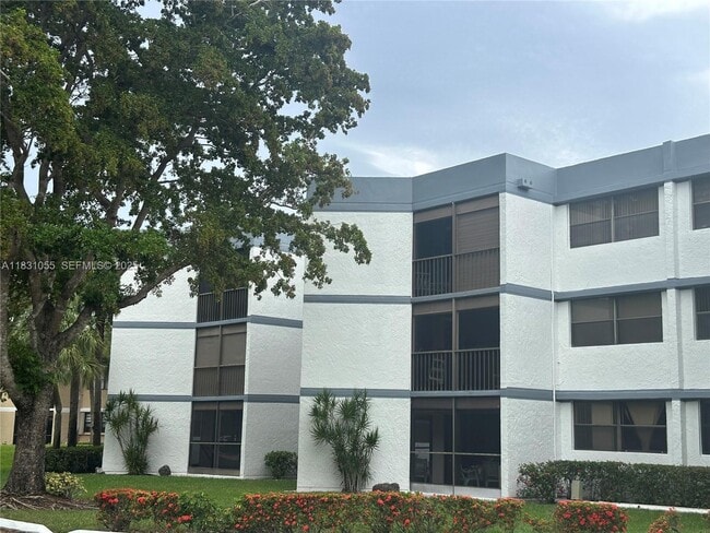 Building Photo - 16251 Golf Club Rd