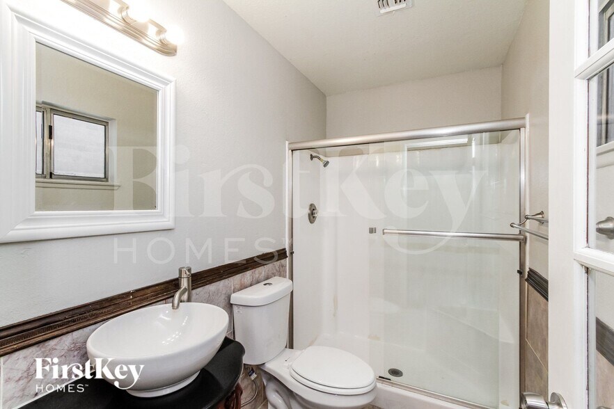 Building Photo - 5909 San Fernando Dr
